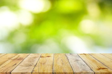 Bulanık yeşil pirinç tarlası olan, dağ ve kulübe arka planlı, kahverengi ahşap tahta bir raf..