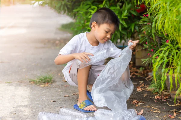 Taman Umum Kota Anak Asia Adalah Sukarelawan Untuk Membersihkan Lantai — Stok Foto