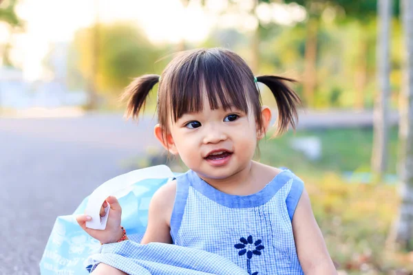 Portrét Dvouletého Dítěte Šťastné Asijské Dítě Dívka Úsměvem Relaxaci Zahradním — Stock fotografie