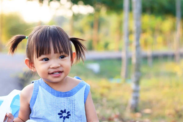 Imagen Retrato Bebé Años Feliz Niña Asiática Sonriendo Relajándose Parque —  Fotos de Stock