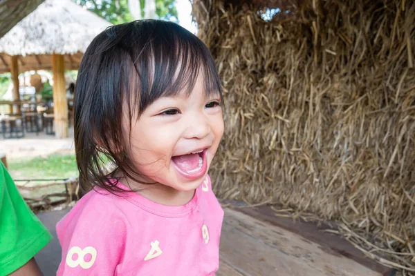 Yaşındaki Bir Bebeğin Portresi Ailesiyle Seyahat Ederken Gülümseyen Gülen Mutlu — Stok fotoğraf