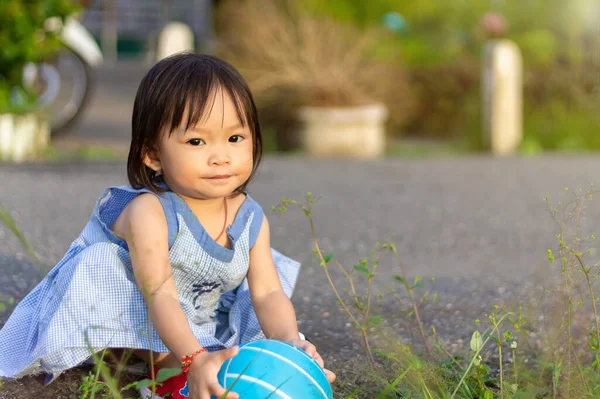 Bayi Perempuan Asia Yang Bahagia Bermain Bola Lapangan Bermain Dia — Stok Foto