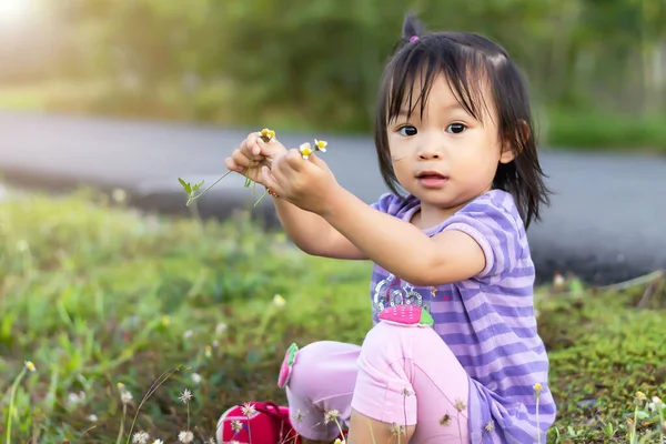 Portret Letniego Dziecka Happy Azjatyckie Dziecko Dziewczyna Ćwiczenia Zabawy Ogrodzie — Zdjęcie stockowe