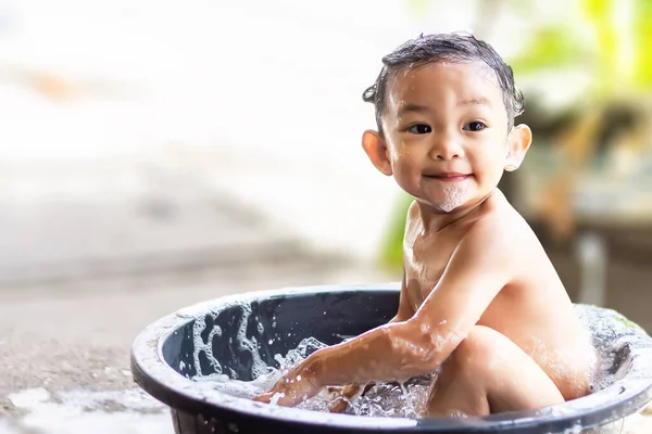 Pada Musim Panas Bayi Perempuan Asia Mandi Bak Mandi Kamar — Stok Foto