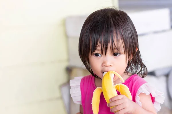 Image Portrait Bébé Ans Heureuse Fille Asiatique Enfant Profiter Manger — Photo