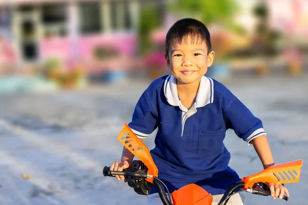 Imagem Retrato Menino Anos Menino Asiático Feliz Andando Bicicleta Estrada — Fotografia de Stock