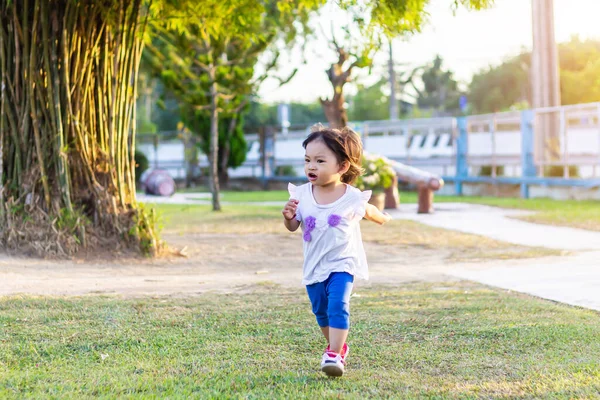 Bayi Perempuan Asia Yang Bahagia Berlari Dan Bermain Taman Atau — Stok Foto