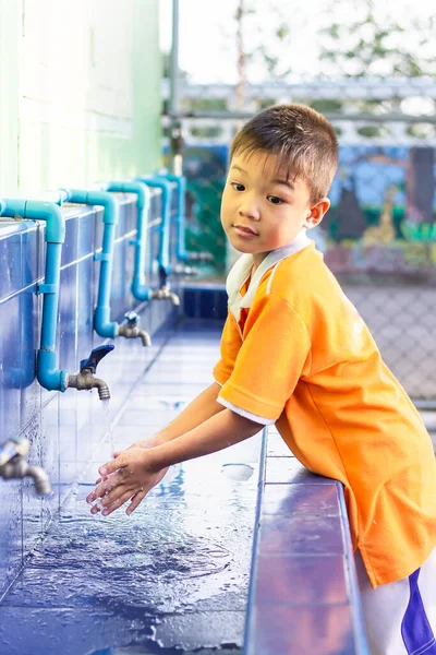 Anak Asia Mencuci Tangannya Sebelum Makan Makanan Dan Setelah Bermain — Stok Foto