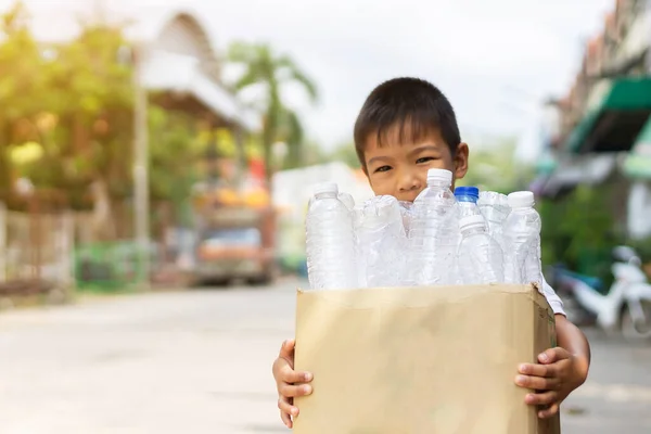 Atık Şişeleri Ayırmak Için Plastik Şişeyi Kağıt Kutuda Tutan Mutlu — Stok fotoğraf