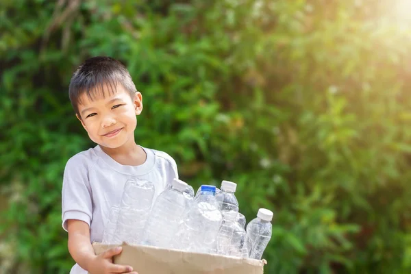 Joyeux Garçon Asiatique Tenant Triant Bouteille Plastique Dans Boîte Papier — Photo