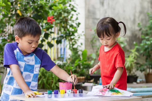Anak Anak Saudara Asia Menggambar Dan Melukis Warna Atas Kertas — Stok Foto