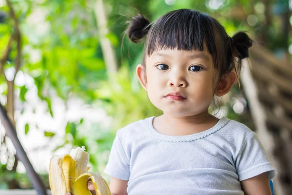 Imagen Retrato Bebé Años Feliz Niña Asiática Disfrutar Comer Plátano —  Fotos de Stock