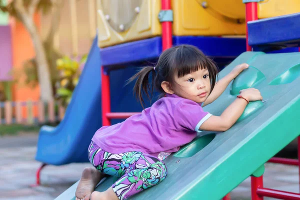 Portrét Let Starého Dítěte Šťastné Asijské Dítě Dívka Jíst Kousat — Stock fotografie