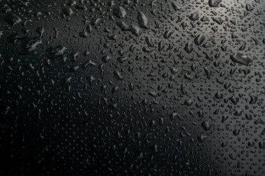 Siyah arkaplanda yağmur yağıyor. 