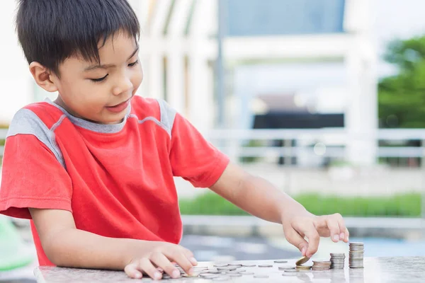 Portrét Šťastného Asijského Chlapce Který Počítá Mince Dětství Položilo Peníze — Stock fotografie