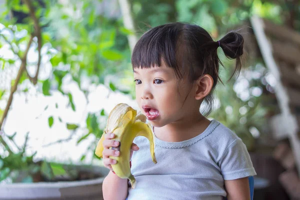 Image Portrait Bébé Ans Heureuse Fille Asiatique Enfant Profiter Manger — Photo