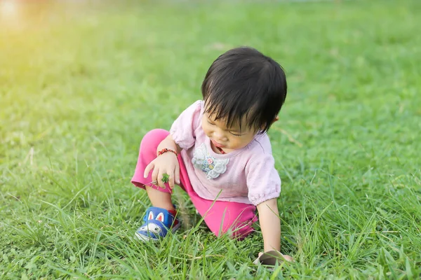 Azjatycka Dziewczynka Ćwiczy Chodzenie Trawiastym Polu Upadła Usiadła Ziemi Rozwój — Zdjęcie stockowe