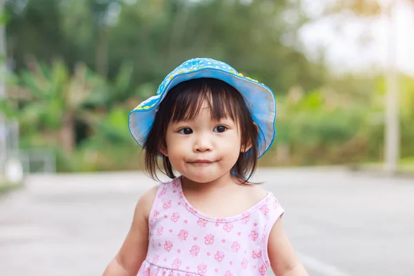 Potret Bahagia Anak Perempuan Asia Melihat Langit Dan Berjalan Taman — Stok Foto