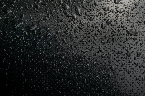 Siyah arkaplanda yağmur yağıyor. 