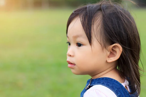 赤ちゃんの肖像画2歳 幸せなアジアの子供の女の子は甘い笑顔でバナナを食べることを楽しむ 食べ物と健康的な子供の概念 — ストック写真