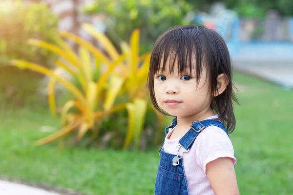 Imagem Retrato Bebê Anos Menina Asiática Feliz Exercendo Brincando Jardim — Fotografia de Stock
