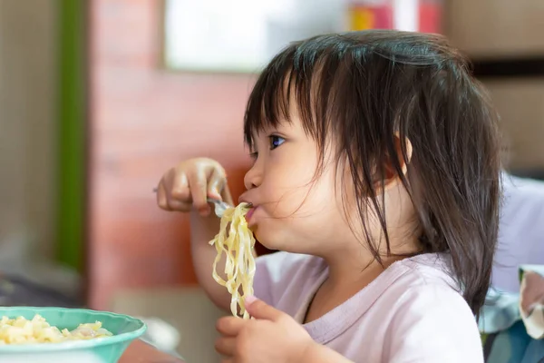 Image Portrait Bébé Ans Heureuse Fille Asiatique Enfant Profiter Manger — Photo