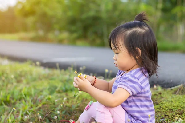 Imagen Retrato Bebé Años Feliz Niña Asiática Recogiendo Tocando Las — Foto de Stock