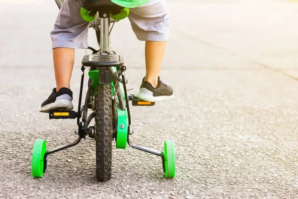 Bisiklet konseptini öğrenirken, küçük çocuk bisiklet sürme alıştırması yapıyor..