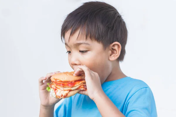 Anak Asia Menggigit Dan Makan Hamburger Makanan Cepat Saji Bocah — Stok Foto