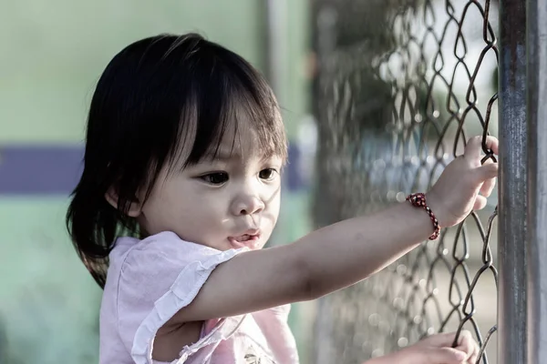 Imagem Retrato Bebê Anos Menina Asiática Feliz Gosta Comer Uma — Fotografia de Stock