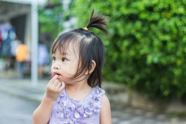 Imagen Retrato Del Bebé Años Feliz Niña Asiática Disfrutar Comer —  Fotos de Stock