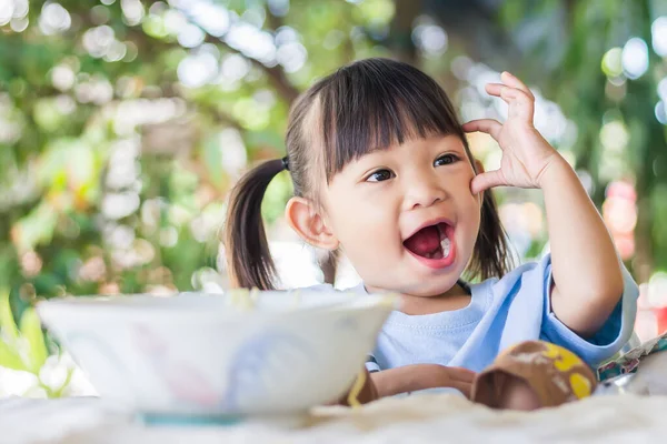 Potret Sampai Yeas Bayi Tua Anak Gadis Asia Yang Bahagia — Stok Foto