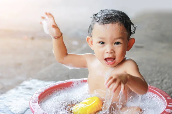 Gambar Bayi Berusia Tahun Happy Baby Gadis Asia Mandi Dengan — Stok Foto