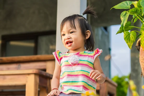 Imagen Retrato Bebé Años Feliz Niña Asiática Sonriendo Corriendo Camino —  Fotos de Stock