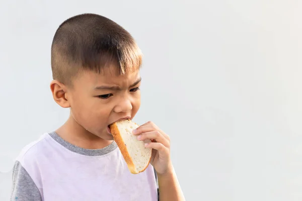 Malý Asijský Chlapeček Pojídající Chleba Bílém Pozadí Snídaně Jídlo Pro — Stock fotografie