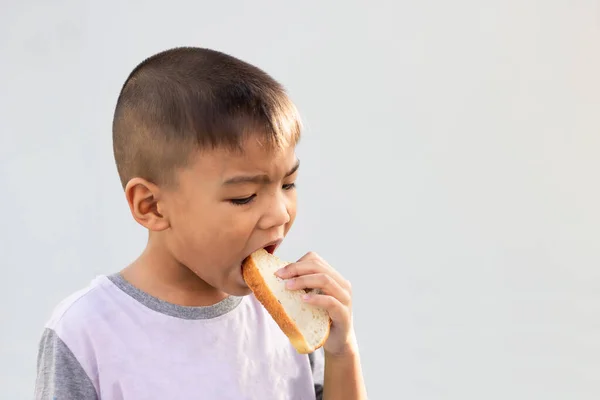 Petit Garçon Asiatique Qui Mange Pain Sur Fond Blanc Petit — Photo