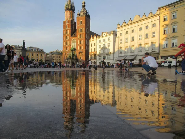 Yağmurdan sonra su yansıması