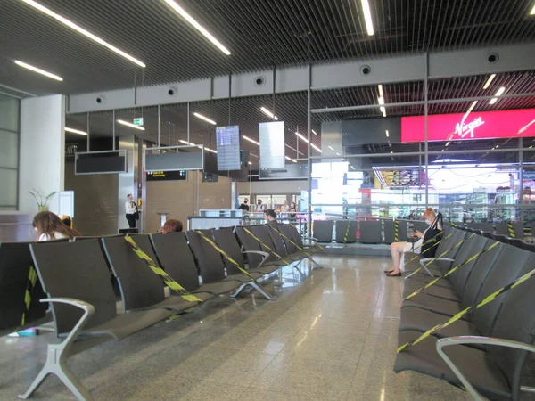 Covid-19 nedeniyle havaalanında boş sandalyeler