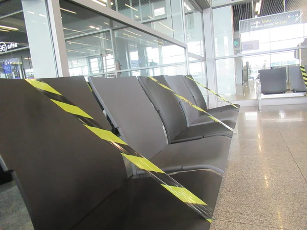 Covid-19 nedeniyle havaalanında boş sandalyeler