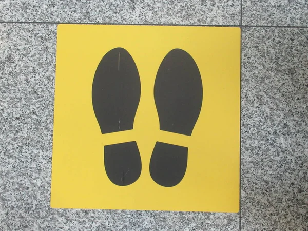 Corona virüsü için ayakkabı işaretleri sosyal uzaklık