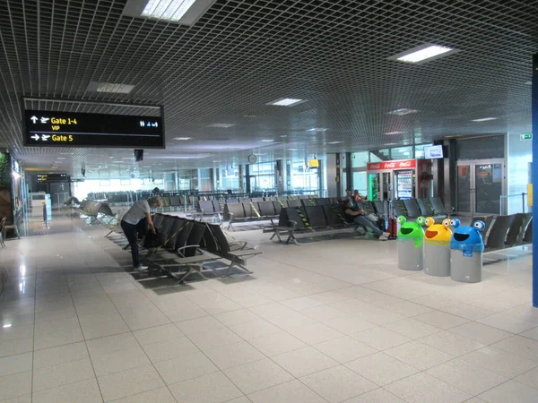 Puste Krzesła Lotnisku Względu Covid — Zdjęcie stockowe
