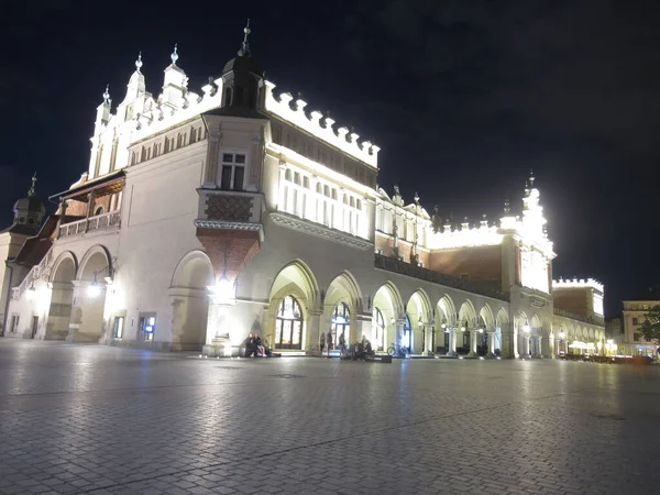 Gece yarısına kadar Krakow 'da Rynek Meydanı