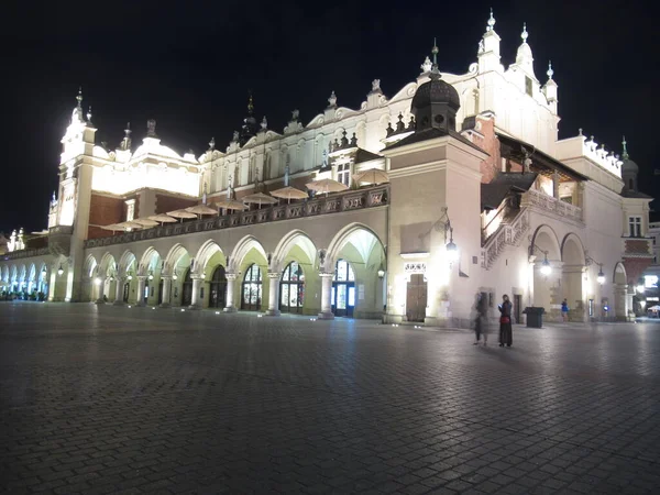 Gece yarısına kadar Krakow 'da Rynek Meydanı