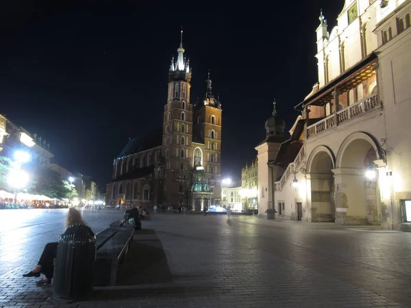 Gece yarısına kadar Krakow 'da Rynek Meydanı