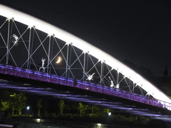 Geceleri Krakow 'da ay varken köprü