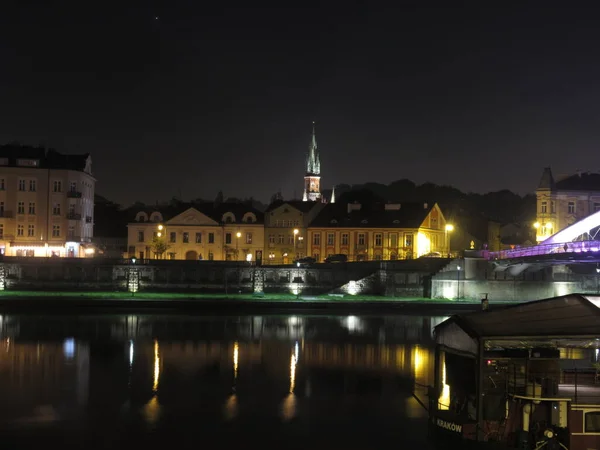 Gece boyunca Krakow şehrindeki binalar