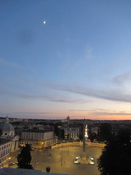 Vatikan kökenli Roma 'da günbatımında gökyüzü renkleri