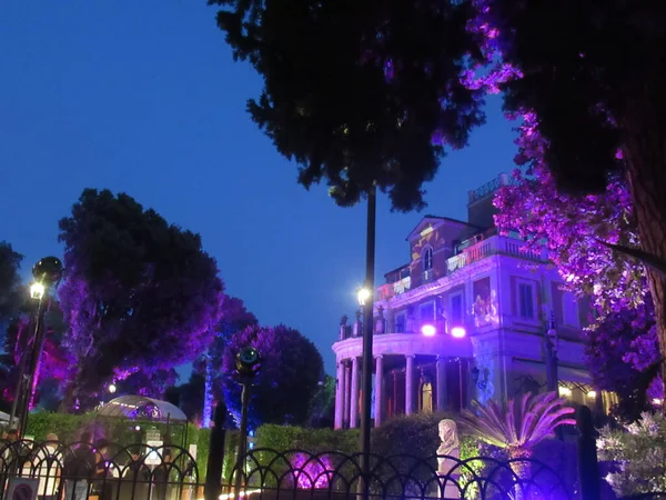 Roma 'da pembe ışıklı bina