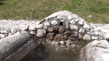 Akıp giden bir pınar,