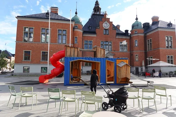 Konteynır kaydırmalı çocuklar için bir çekiciliğe dönüştü